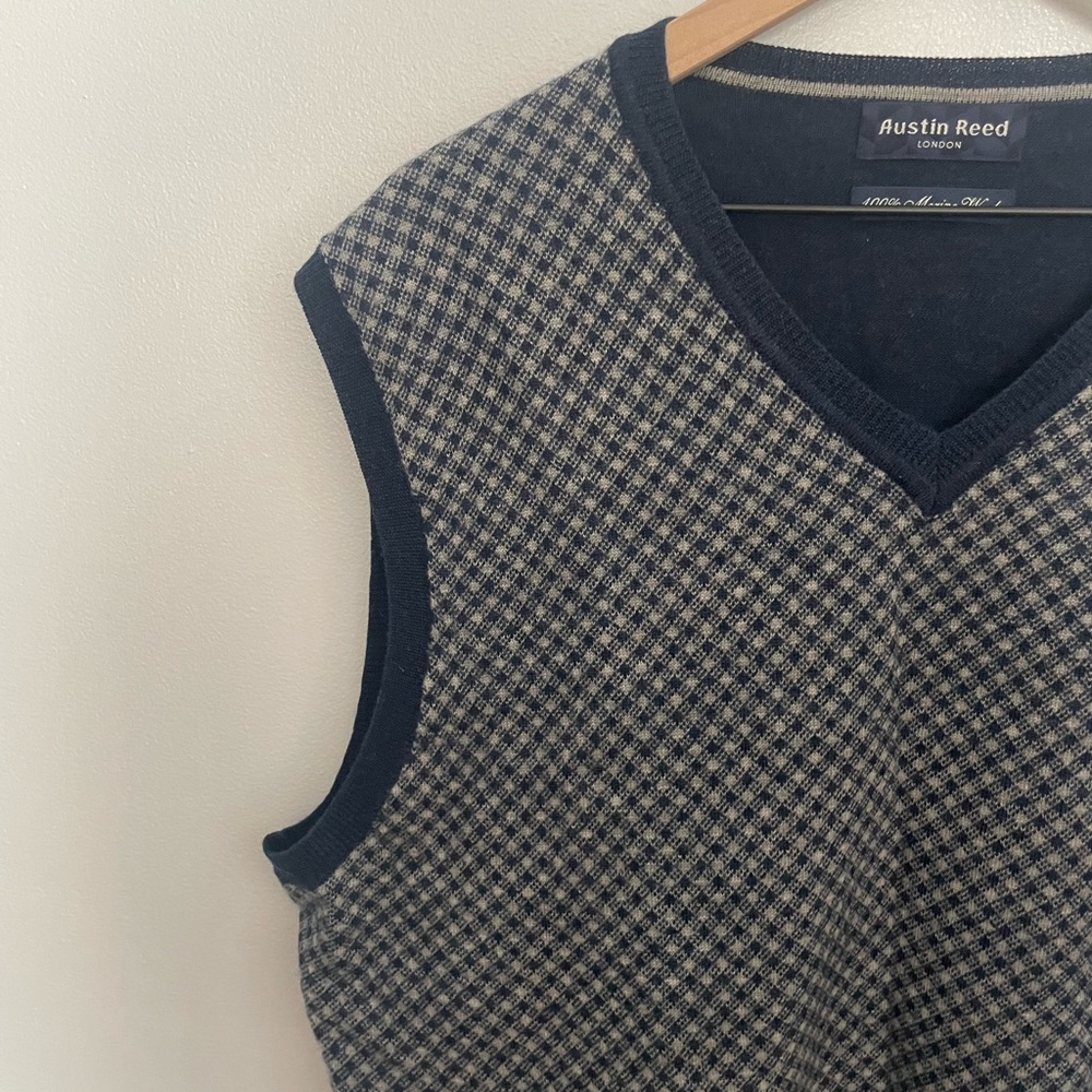Austin Reed London Sweater Vest - Picture 4 of 5